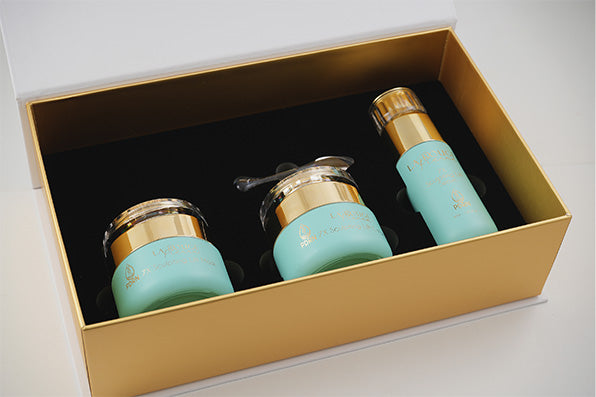 Open gift box with products in foam + spatula